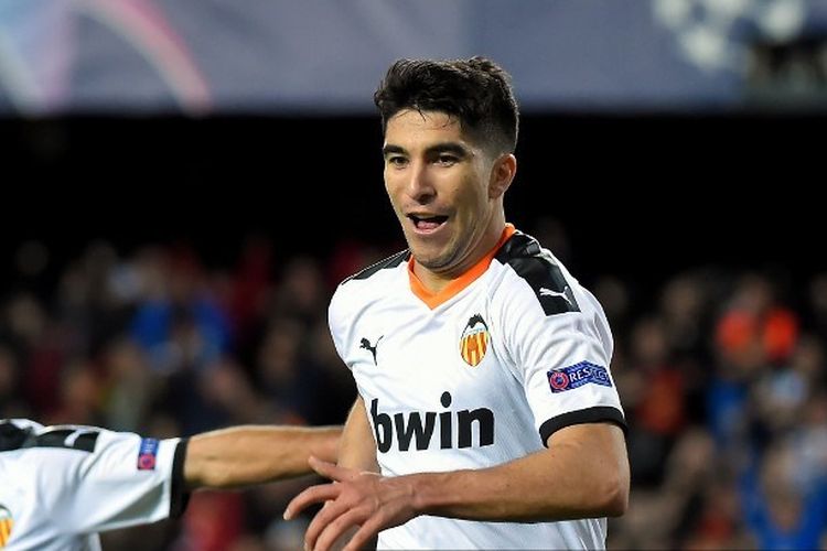 Gelandang Valencia asal Spanyol, Carlos Soler  merayakan setelah mencetak gol selama pertandingan sepak bola Liga Champions UEFA Grup H antara Valencia CF dan Chelsea FC di stadion Mestalla di Valencia pada 27 November 2019.