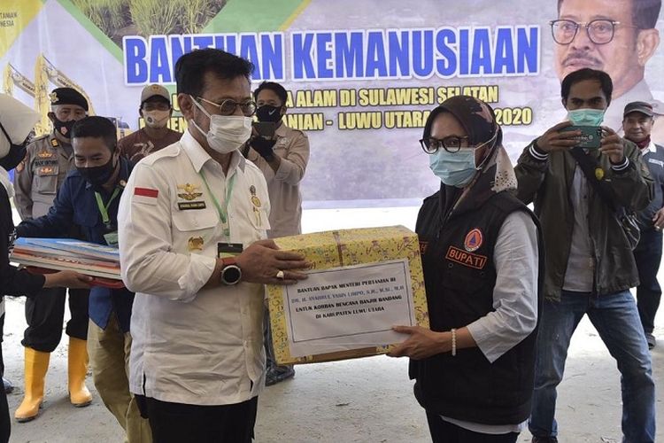 Mentan Syahrul Yasin Limpo, saat menyerahkan bantuan kepada Bupati Luwu Utara Indah Putri Indriani, di Kantor Perpustakaan dan Arsip Daerah Luwu Utara, Selasa (28/7/2020).