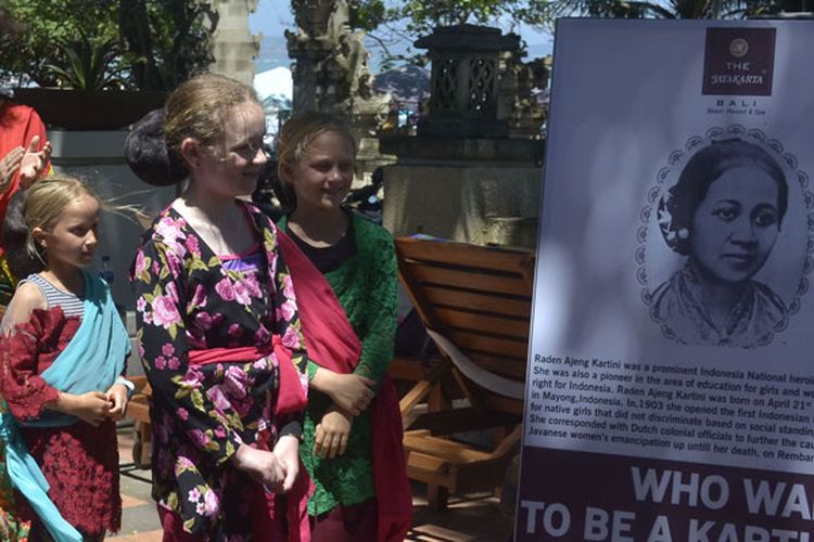 Wisatawan mancanegara yang mengenakan busana kebaya dan sanggul mengamati gambar RA Kartini saat peringatan Hari Kartini di sebuah hotel kawasan Legian, Badung, Bali, Minggu (21/4/2019). Kegiatan tersebut digelar untuk mengenalkan sejarah dan budaya Indonesia khususnya perjuangan RA Kartini dan busana kebaya kepada wisatawan mancanegara sekaligus memberikan hiburan bagi tamu hotel.