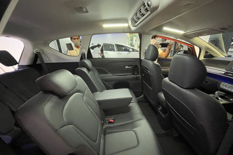 Interior Baris Kedua Hyundai Stargazer 7 Seater