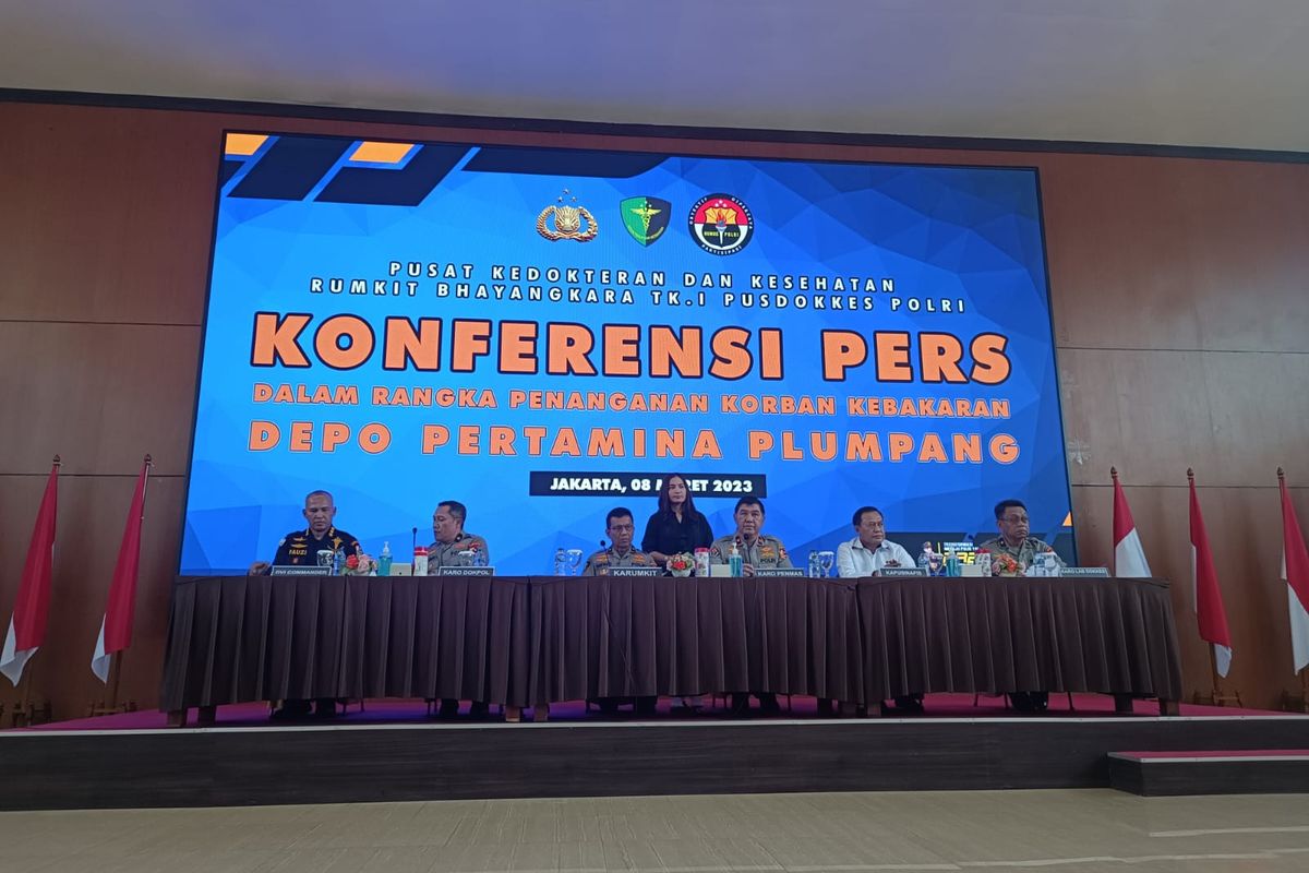 Konferensi pers identifikasi jenazah korban kebakaran Depo Pertamina Plumpang di RS Polri Kramatjati, Jakarta Timur, Rabu (8/3/2023).