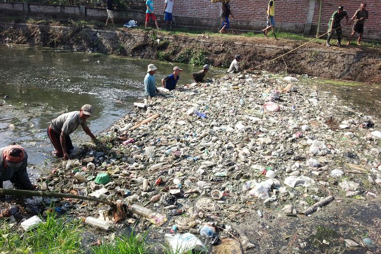 Sampah yang mengotori sungai Ledeng dibersihkan warga setempat, Minggu (10/11/2019) pagi. Sungai Ledeng berada di Dusun Sememi, Desa Modopuro, Kecamatan, Kabupaten Mojokerto, Jawa Timur.