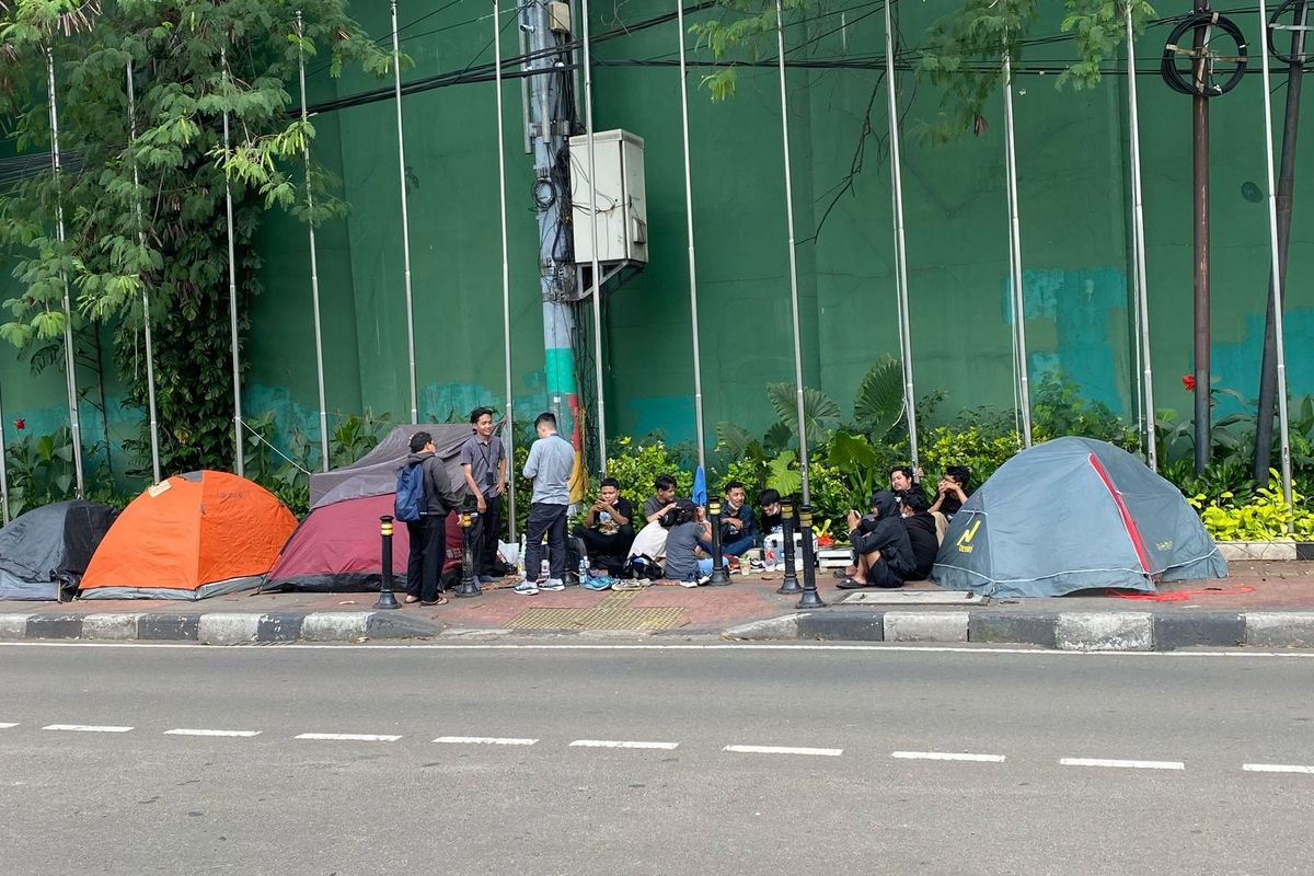 Tolak UU TNI, Warga Bertahan Dirikan Tenda di Depan Gedung DPR 