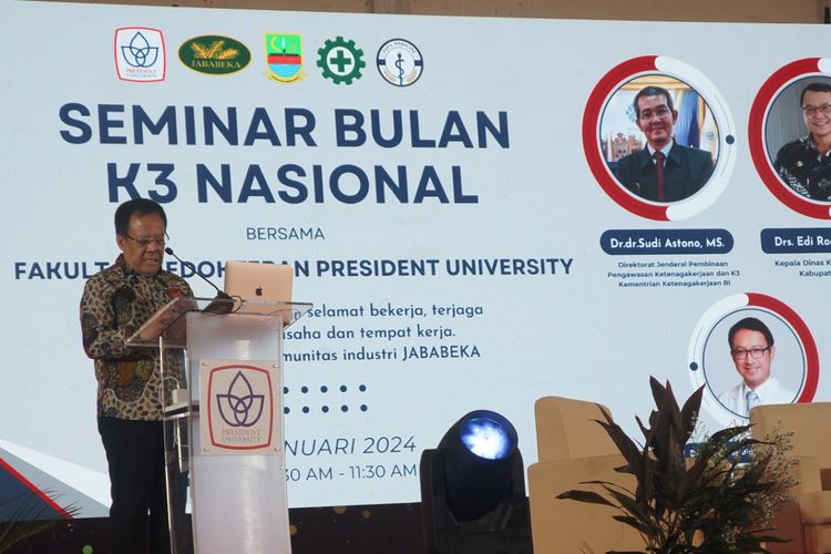 Dekan FK PresUniv Prof. Budi Setiabudiawan dalam seminar Budaya K3 di President University Convention Center, Kawasan Industri Jababeka, Cikarang, Bekasi (26/1/2024).

