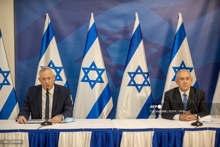 Perdana Menteri Israel dan mantan rivalnya, Menteri Pertahanan Benny Gantz (kiri). Foto ini diambil pada saat Netanyahu dan Gantz mengeluarkan pernyataan di Kementerian Pertahanan Israel di Tel Aviv pada 27 Juli 2020 menyusul ketegangan yang tinggi dengan kelompok militan Lebanon Hizbullah di Israel- Perbatasan Lebanon.