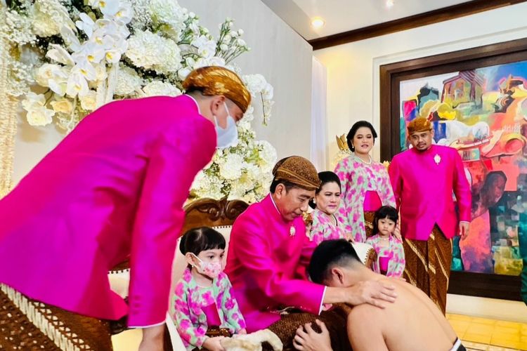  Presiden Joko Widodo didampingi Ibu Iriana saat menerima sungkem dari Kaesang Pangarep sebelum rosesi siraman di kediaman keluarga di Sumber, Kota Surakarta, Jumat (9/12/2022). 