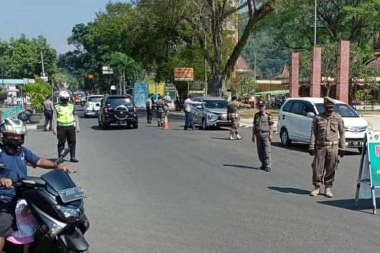 Satpol PP Sumedang merazia pengguna jalan yang melintas di Alun-alun Sumedang. Mereka yang tidak menggunakan masker dihukum push up dan didata. 