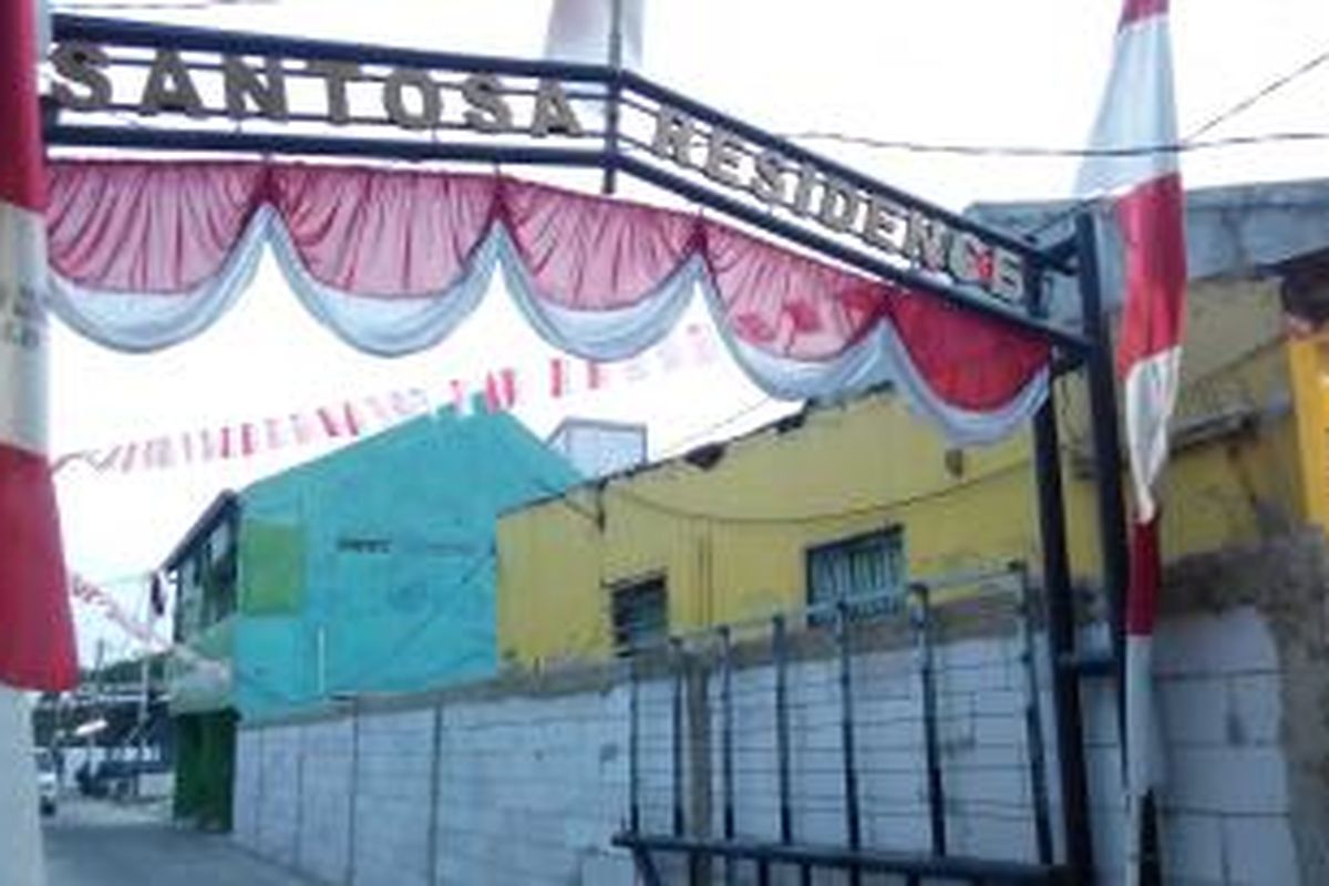 Kondisi tembok miik pengembang properti Santosa Residence di Jl. Rawa Binong Rt 03/10, Lubang Buaya, Jakarta Timur, menutupi pintu masuk kontrakan empat warga, Senin (24/8/2015).