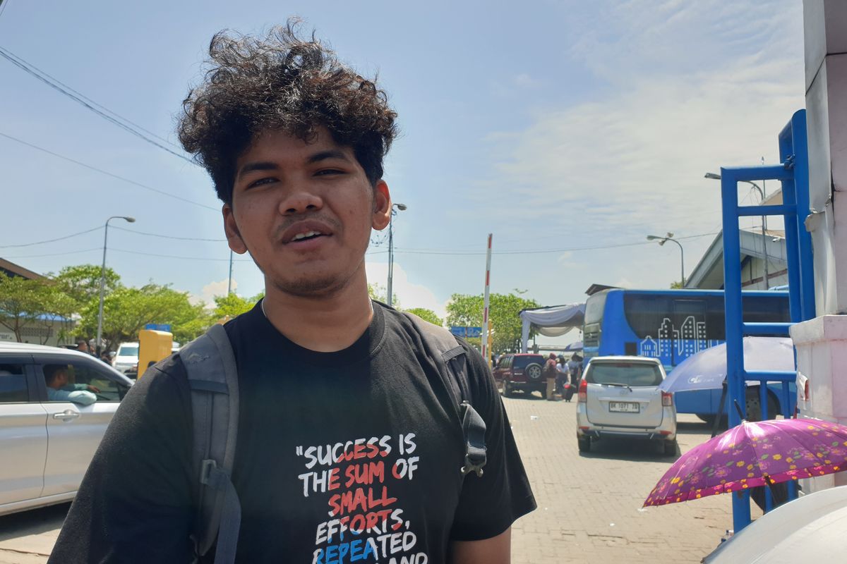 Daniel Parulian (21) saat diwawancarai di Pelabuhan Bandar Deli, Kota Medan, Selasa (1/4/2025). 