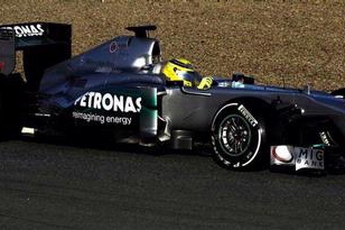Pebalap Mercedes GP, Nico Rosberg, saat latihan resmi pra-musim F1 2012 di Jerez, Kamis (9/2/12).