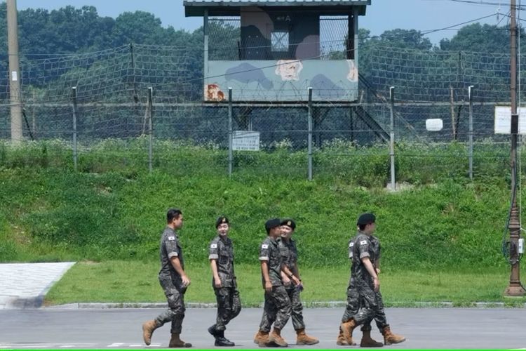 Beberapa tentara Korea Selatan melewati pos penjagaan militer di Paviliun Imjingak di Paju, Korea Selatan, dekat perbatasan dengan Korea Utara, Rabu, 19 Juli 2023.