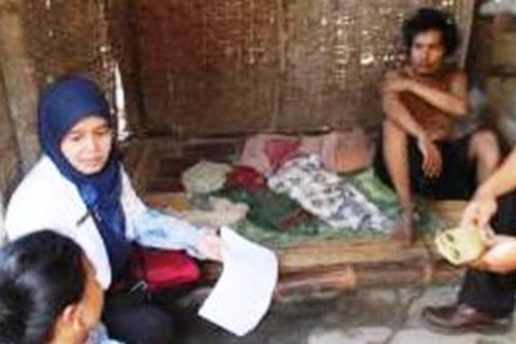 Nurwanto (26), penderita gangguan kejiwaan (gila) dipasung orangtuanya dengan kaki di rantai di kandang belakang rumahnya, Dusun Kayen, Desa Krebet, Kecamatan Jambon, Kabupaten Ponorogo. Nurwanto bakal dirujuk ke RSJ Menur.