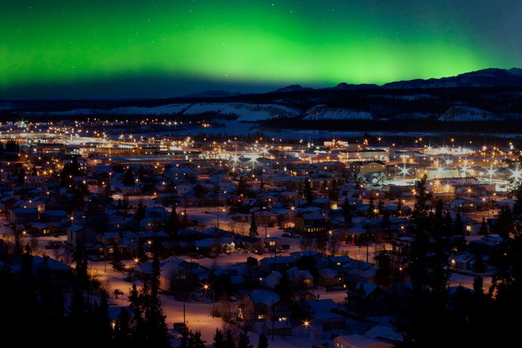 Aurora borealis tampak di langit Whitehorse, Yukon Territory, Canada. 