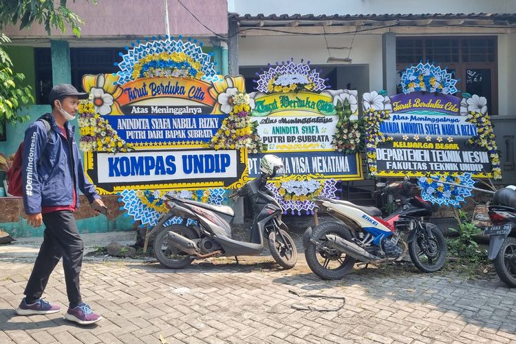 Organisasi Mapala Kompas Undip mengirim karangan bunga ke rumah duka korban di Sendangguwo, Tembalang, Semarang, Senin (26/6/2023).