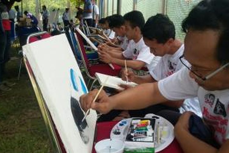 Para warga binaan lapas di Daerah Istimewa Yogyakarta saat mengikuti acara melukis bersama, Senin (9/11/2015).