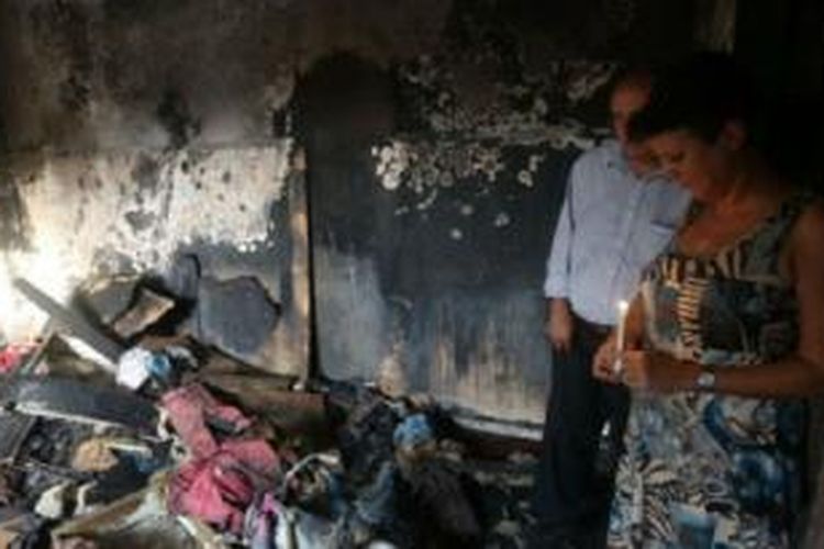 Rumah keluarga Dawabsheh di Desa Duma, Tepi Barat, terbakar setelah dilempari bom-bom molotov. 