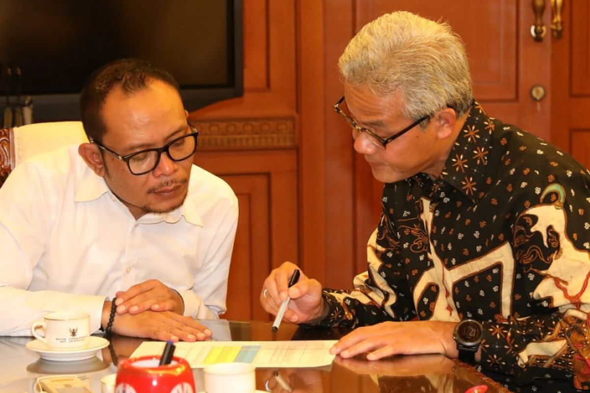 Gubernur Jawa Tengah Ganjar Pranowo menyerahkan dokumen masukan penetapan upah minimum kabupaten/kota (UMK) dari serikat buruh di Jawa Tengah kepada Menteri Ketenagakerjaan Hanif (Menaker) Dhakiri, Senin (19/11/2018) di Kantor Kemnaker.