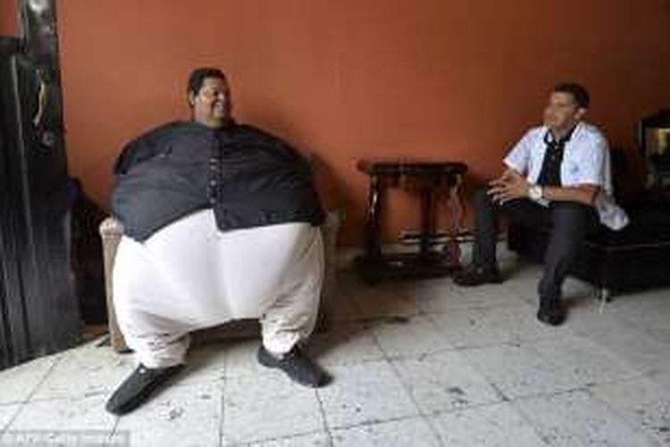 Oscar Morales (44) berniat menurunkan bobot tubuhnya yang kini telah mencapai 400 kilogram.