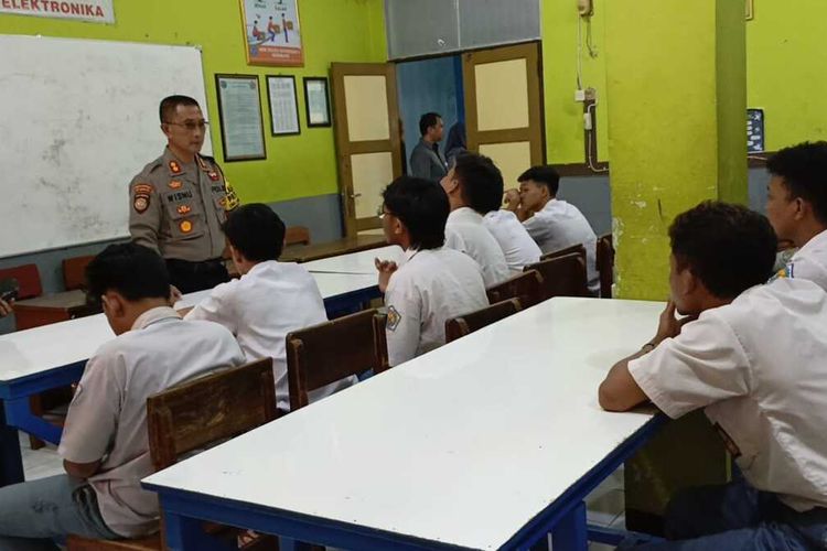 Polisi mengumpulkan pelajar terlibat konvoi di Kota Semarang, Senin (1/4/2024).