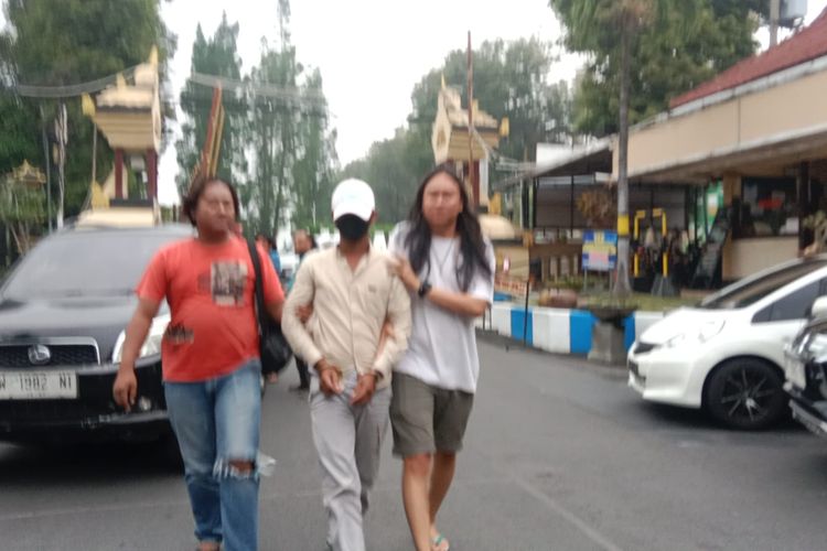 Polisi menggelandang SHR, pelaku pembunuhan Munario ke Mapolres Lumajang, Senin (25/11/2024)