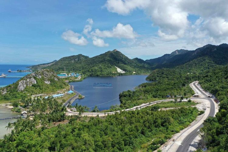Telok Depeh adalah destinasi wisata di Kabupaten Natuna yang merupakan jalan baru menuju Selat Lampa di pulau terluar tersebut.