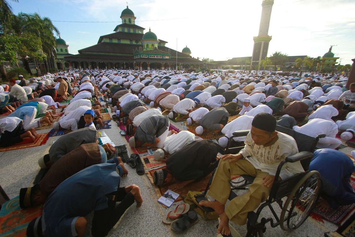 Umat islam melaksanakan shalat Id di Masjid Jami Banjarmasin, Kalimantan Selatan, Rabu (5/6/2019).Umat islam di seluruh Indonesia melaksanakan shalat Idul Fitri 1 Syawal 1440 Hijriah secara serentak sesuai dengan jadwal yang ditentukan Pemerintah.