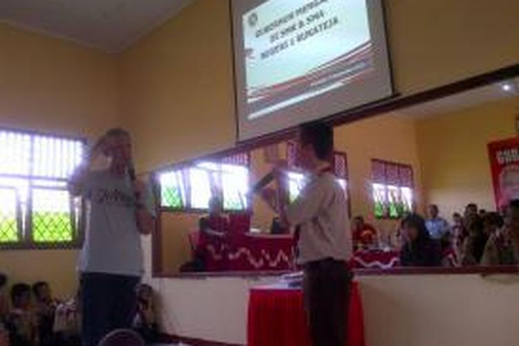 Rizki Ardiansah, siswa SMA Sukateja Purbalingga mengkritik cara mengajar Gubernur Jawa Tengah Ganjar Pranowo di sekolahnya, Jumat (25/9/2015)