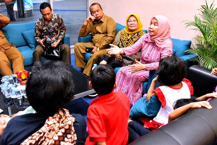 Tim yang dipimpin Sekda Sabrina bersama Mildah Situmorang dan ke lima anaknya tiba di Bandara Kualanamu pada Selasa (3/12/2019) malam