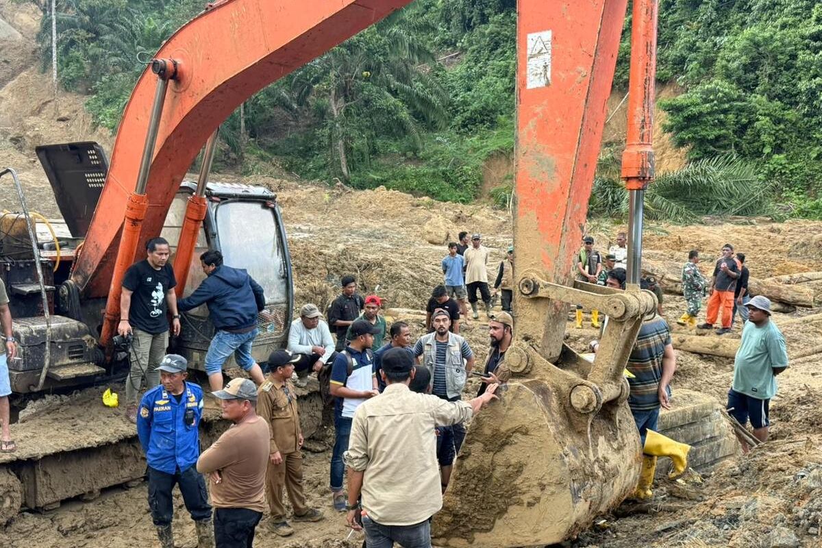 Suasana pembersihan paska banjir di Desa Penaron, Kecamatan Penaron, Kabupaten Aceh Timur, Selasa (2/12/2025)