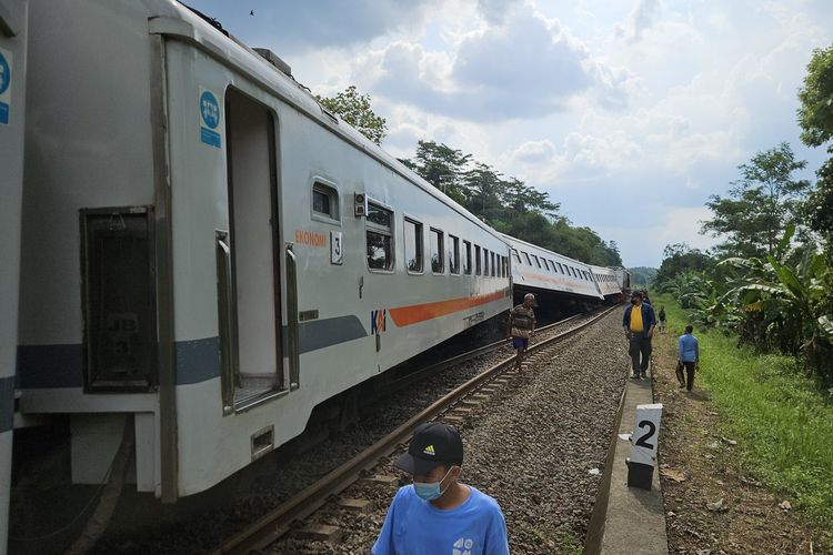 KA Bangunkarta Anjlok di Bumiayu Brebes, KAI Siapkan 10 Bus untuk Evakuasi Penumpang