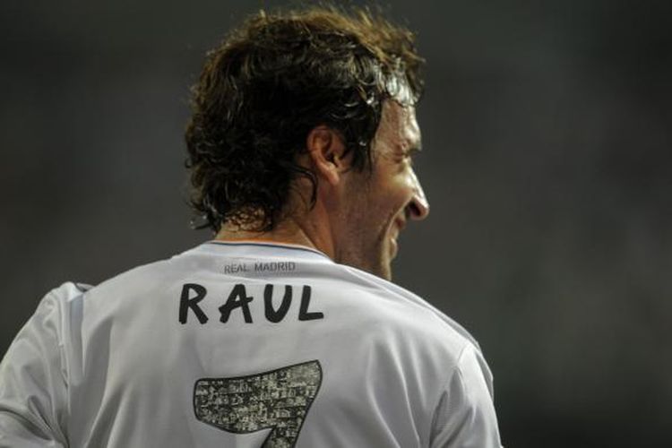 Reaksi Raul Gonzalez ketika tampil di event trofi Santiago Bernabeu antara Real Madrid vs Al-Sadd SC di Santiago Bernabeu, Kamis (22/8/2013.