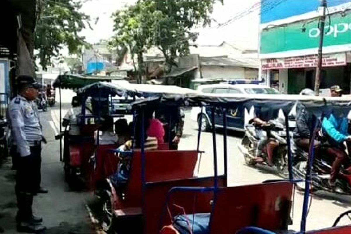 Sebuah odong-odong ditertibkan petugas Suku Dinas Perhubungan Jakarta Utara di Jalan Raya Kalibaru, Cilincing, Jakarta Utara, Rabu (30/10/2019)