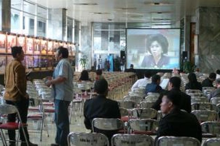 Tamu undangan yang tidak bisa memasuki ruang Sidang Umum Majelis Permusyawaratan Rakyat disediakan dua layar lebar untuk melakukan nonton bareng (nobar) dari luar ruang sidang, Senin (20/10/2014). 