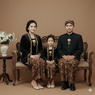 Prompt Gemini AI Foto Studio Keluarga Adat Jawa