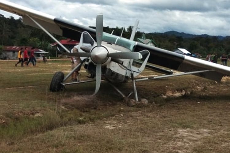 Pesawat Susi Air yang memiliki nomor penerbangan PK VVP yang melayani ke wilayah perbatasan tergelincir di Bandara Long Layu, Kecamatan Krayan Selatan, Kabupaten Nunukan, Kalimantan Utara, akibat diterpa angin kencang, Jumat (28/12/2018). 