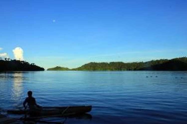 Ketenangan air laut di beberapa tempat di Kabupaten Kepulauan Sangihe, Sulawesi Utara, membuat daerah ini menjadi lokasi wisata bahari yang potensial dikunjungi wisatawan.