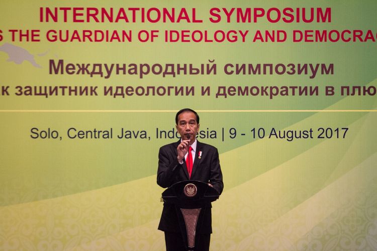 Presiden Joko Widodo memberikan sambutan saat pembukaan Simposium Internasional Asosiasi Mahkamah Konstitusi dan Institusi Sejenis se-Asia atau The Association of Asian Constitutional Court and Equivalent Institusions (AACC) di UNS, Solo, Jawa Tengah, Rabu (9/8/2017). Pertemuan yang dihadiri Ketua Mahkamah Konstitusi (MK) dan Institusi sejenis se-Asia dari 13 negara anggota AACC dan tujuh negara sahabat Eropa-Afrika tersebut mengangkat tema Mahkamah Konstitusi sebagai Penjaga Ideologi dan Demokrasi dalam Masyarakat Majemuk. ANTARA FOTO/Mohammad Ayudha/kye/17. 