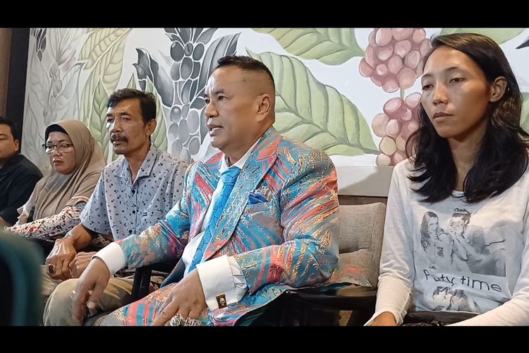 Pengacara Hotman Paris bersama ibu, ayah, dan kakak almarhumah Vina dari Cirebon bertemud di daerah Grogol, Jakarta Barat, Kamis (16/5/2024).