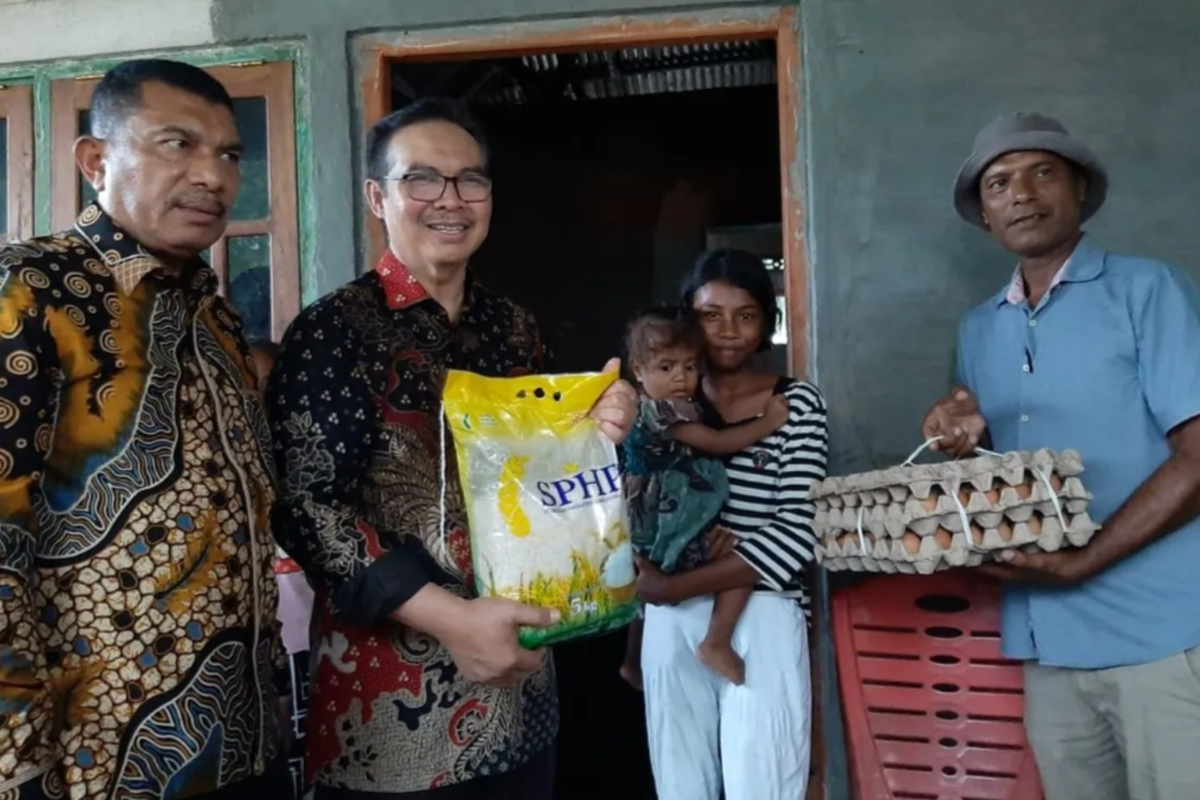 Kepala BKKBN Hasto Wardoyo (dua dari kiri) saat mengunjungi salah satu warga di Kabupaten Malak, NTT, dalam rangka bakti sosial pelayanan KB untuk percepatan penurunan stunting pada Kamis (21/3/2024). 