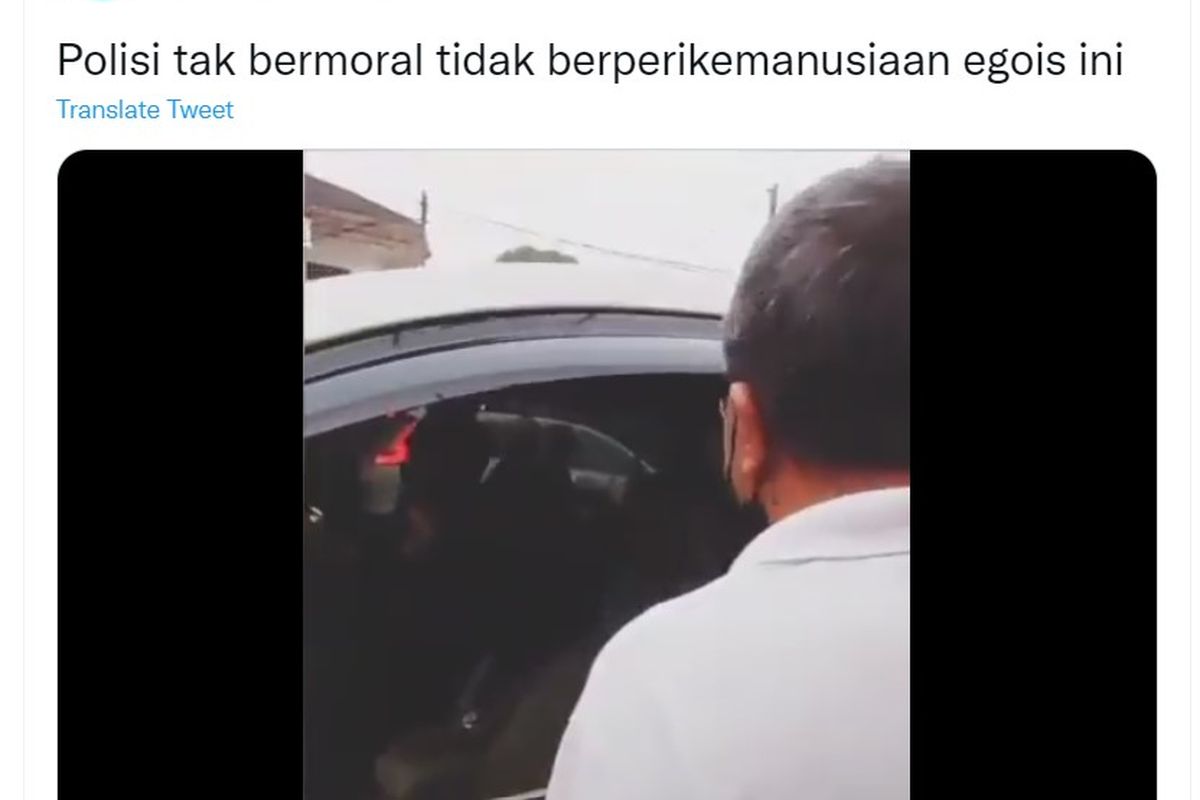 Sebuah video viral memperlihatkan seorang pria diduga polisi menolak memindahkan mobilnya yang menghalangi akses keluar masuk rumah sekaligus kios di Jalan Raya Jatiwaringin, Pondok Gede, Bekasi.