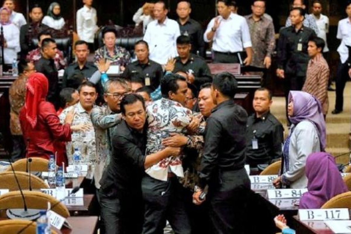 Petugas keamanan mencegah salah satu anggota Dewan Perwakilan Daerah (DPD) yang hendak maju ke meja pimpinan DPD untuk melakukan interupsi dalam Sidang Paripurna DPD di Kompleks Parlemen, Jakarta, Senin (11/4). Kericuhan itu terkait agenda tambahan sidang paripurna berupa pembacaan surat dari sejumlah anggota DPD. 