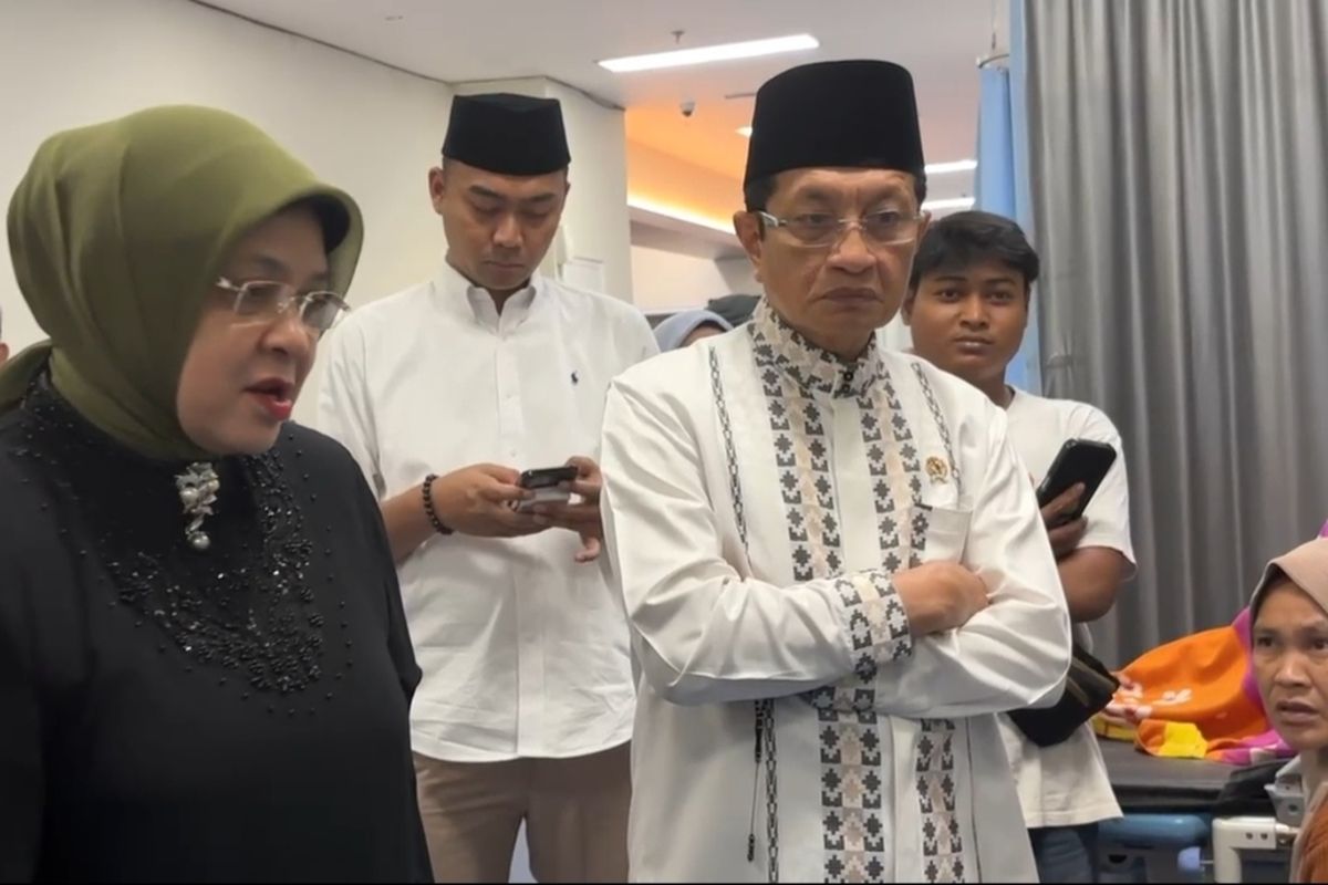 Menteri Agama Nasaruddin Umar saat menjenguk korban majelis taklim yang ambruk di wilayah Ciomas, Kabupaten Bogor.