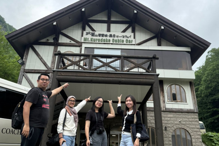 Kurodake Ropeway menyuguhkan pemandangan pegunungan dan ngarai Sounkyo dari ketinggian sekitar 670 meter. 