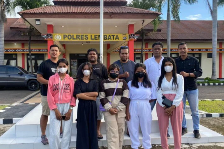 Lima orang terduga pelaku penganiayaan sedang berada di halaman kantor Polres Lembata pada Sabtu (6/4/2024)