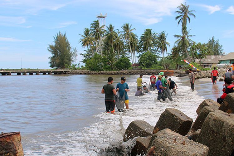 Tim dari Dinas Pertambanagan dan Energi Provinsi Aceh turun ke pantai wisata Suak Indrapuri, Kecamatan Johan Pahlawan Kabupaten Aceh Barat, untuk melihat langsung kondisi pencemaran laut, Jumat (18/08/17)