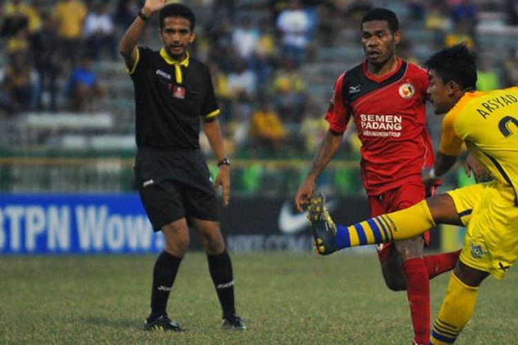 Salah satu aksi Arsyad Yusgiantoro di pentas TSC 2016, saat memperkuat Persegres Gresik United menghadapi Semen Padang.