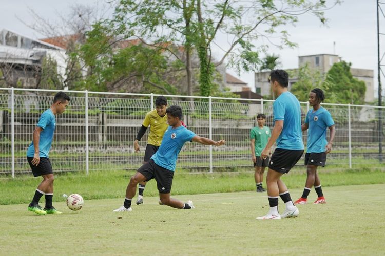 Skuad timnas Indonesia menggelar latihan di Stadion Samudra, Bali, Kamis (20/1/2022) petang, jelang laga persahabatan internasional kontra Timor Leste pada 27 dan 30 Januari 2022.