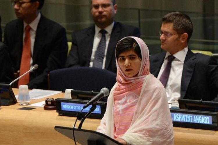 Malala Yousafzai, aktivis remaja yang nyaris tewas ditembak Taliban tahun lalu, berpidato di PBB tepat pada ulang tahunnya yang ke-16, Jumat (12/7/2013). Malala mendesak dunia untuk memberikan akses pendidikan sebesar-besarnya untuk anak-anak.