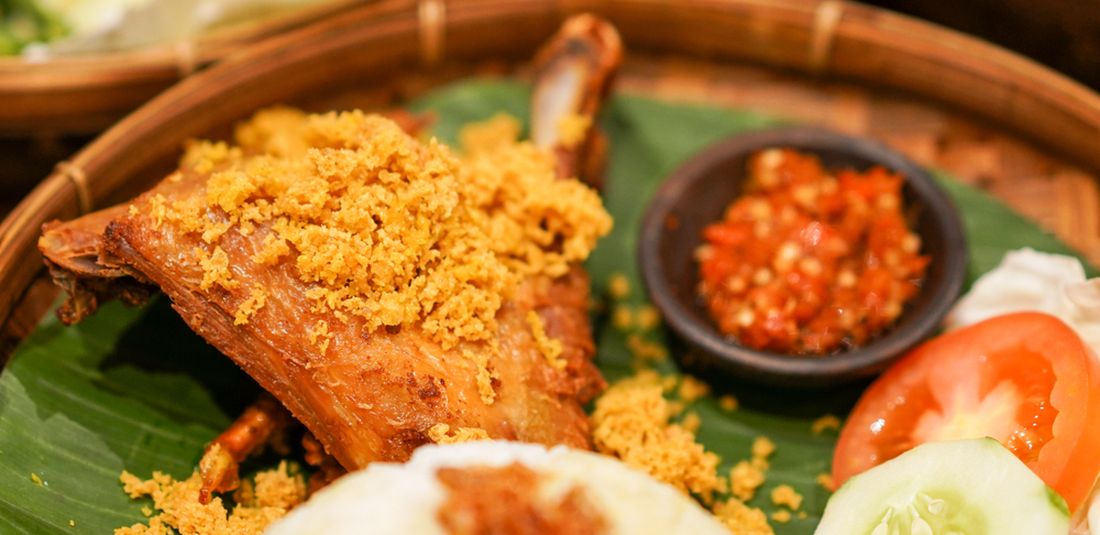 Ilustrasi ayam goreng penyet.