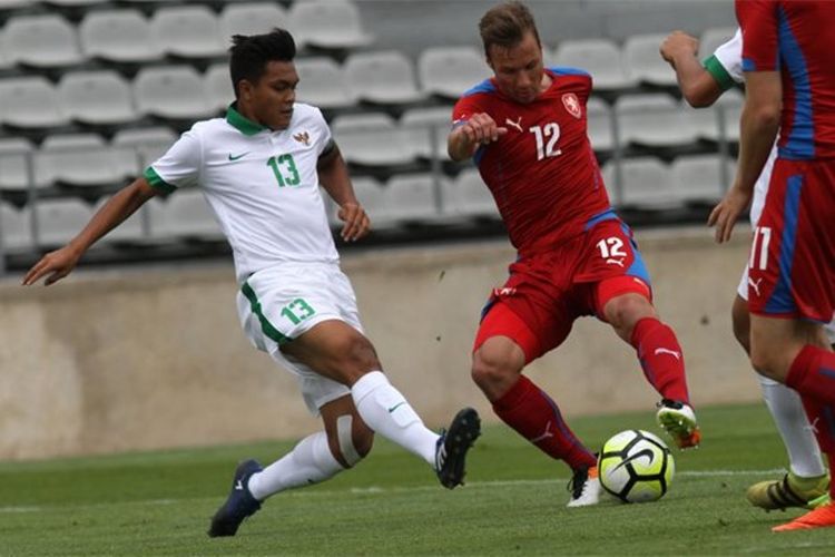 Pemain belakang timnas Indonesia U-19, Rachmat Irianto, coba menghalau pergerakan pemain Republik Ceska pada laga Toulon Tournament 2017 di Stadion Parsemain, Sabtu (3/6/2017).